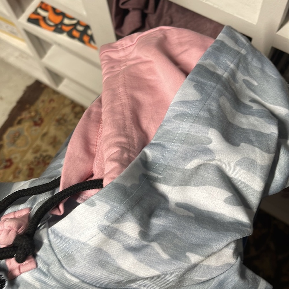Pink camo pullovers - Picture 3 of 5